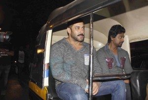 Read more about the article Salman Khan shows he’s an Aam Aadmi by taking a rickshaw ride