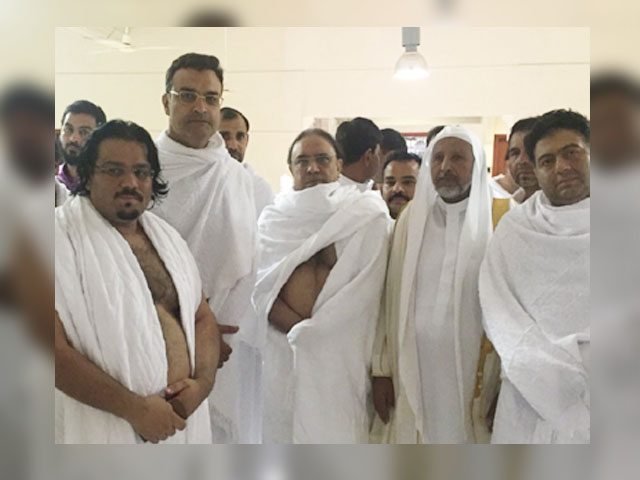 Read more about the article Asif Zardari and Owais Muzaffar perform Umra