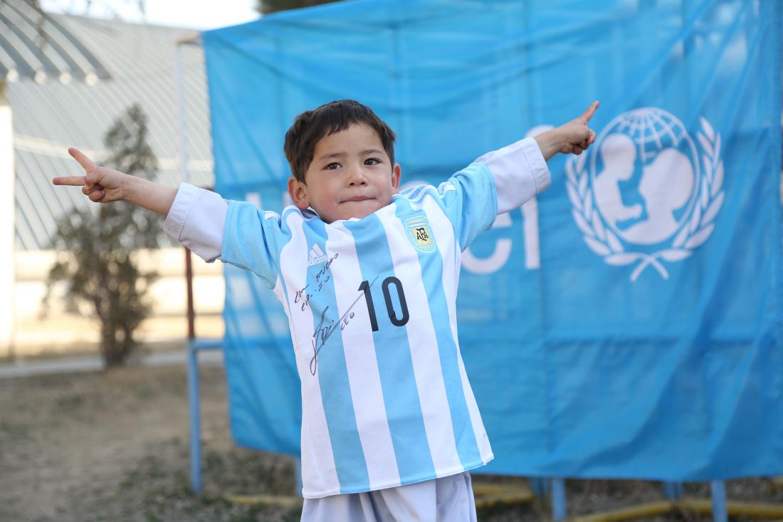 Read more about the article Afghan boy who wore plastic Messi jersey gets real thing from Messi