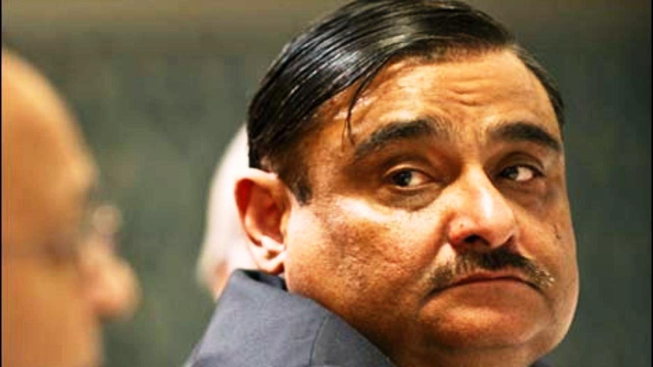 You are currently viewing SHC issues notices on Dr Asim’s plea for return of passports, removal of name from ECL