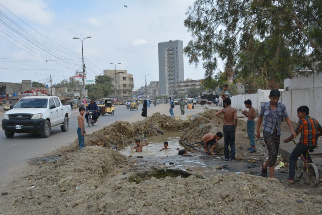 Read more about the article Hot weather to continue in Karachi till Tuesday: Govt. Advisory