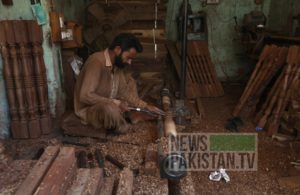 Read more about the article Chinioti craftsmen in Karachi transform logs into pieces of art