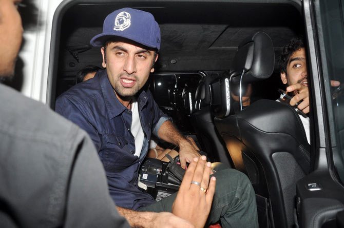 Read more about the article Annoyed Ranbir seizes paparazzi’s camera