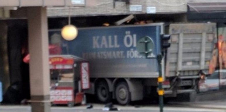 Read more about the article 5 dead as a truck crashes into a Stockholm store