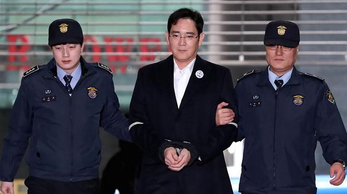 Read more about the article Seoul court sentences Samsung heir in jail for five years corruption charges