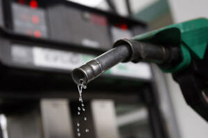 Read more about the article Federal govt slashes petrol prices by Rs.15, diesel Rs. 27