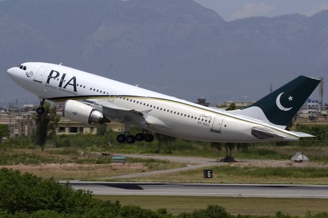 Read more about the article First domestic flight takes off from Karachi airport as govt partially resumes operations