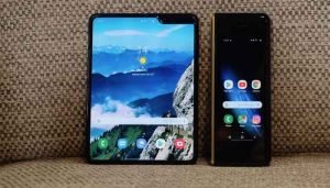 Read more about the article Samsung to inspect Galaxy Fold phones after reviewer complaints