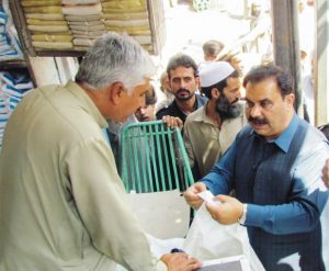 Read more about the article Clean and Green Pakistan: Bio degradable bags distributed among shopkeepers