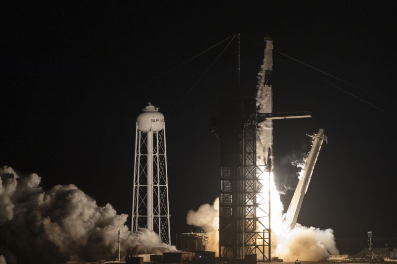 Read more about the article SpaceX launches first satellites of its internet network