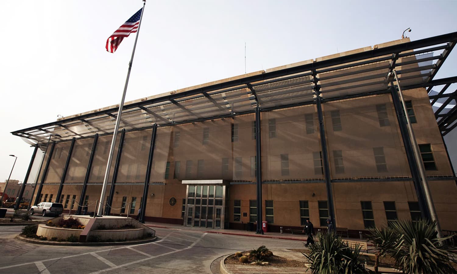 Read more about the article US orders non-emergency embassy staff to leave Baghdad, Arbil