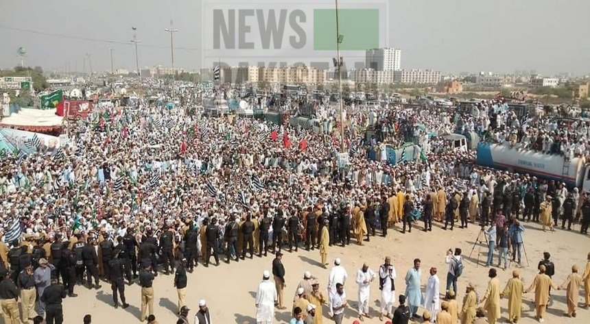 You are currently viewing Azadi March heads towards Sukkur via Hyderabad