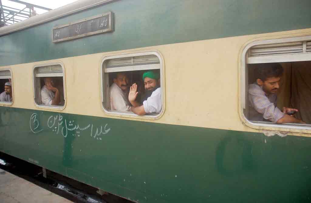 Read more about the article Eid-ul-Fitr: Pakistan Railways partially resumes its operations