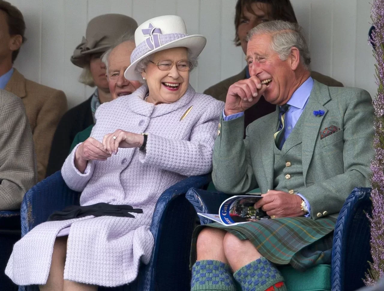 You are currently viewing Experts think Queen is going to hand over throne to Prince Charles amid lockdown