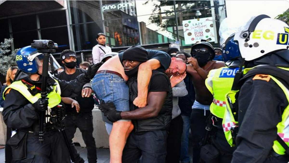 You are currently viewing Disorder at far-right linked UK protest to counter anti-racism rally