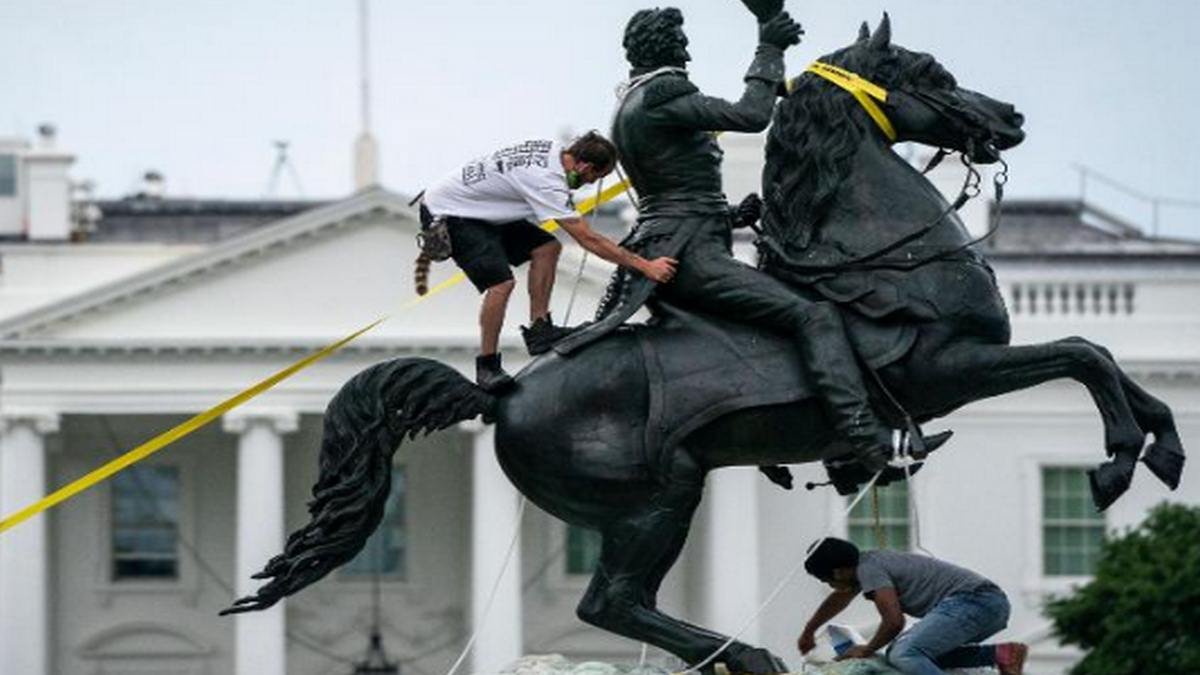 You are currently viewing Four men charged for trying to pull down statue outside White House