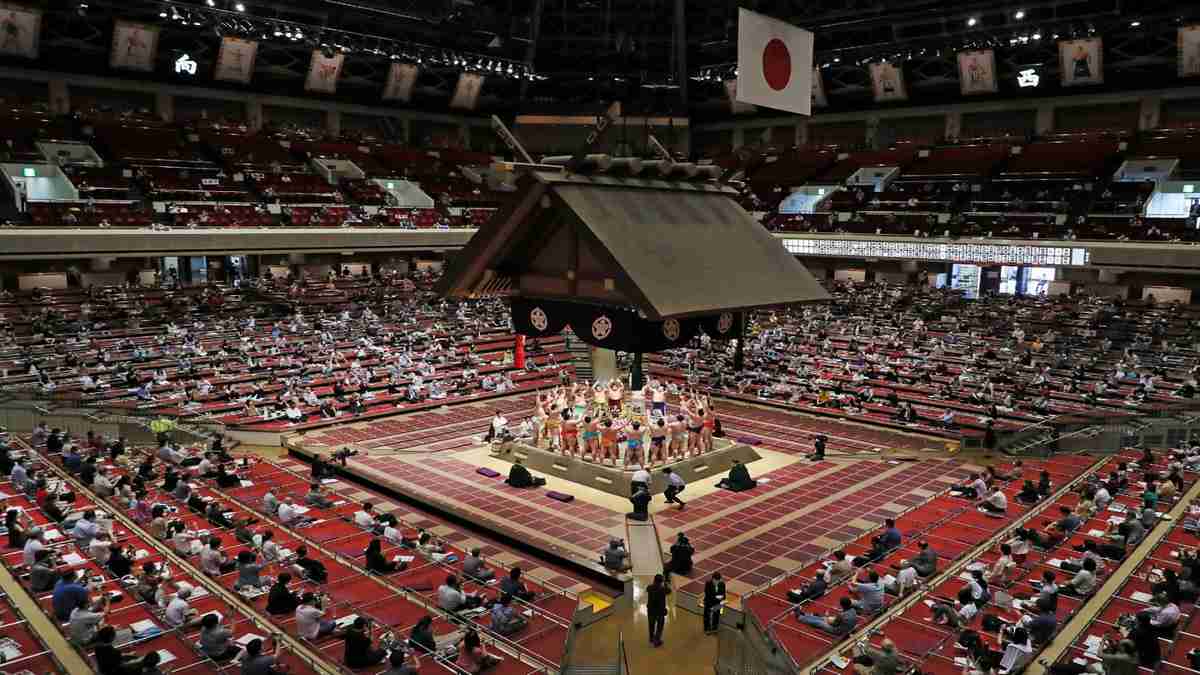 You are currently viewing Sumo resumes in front of fans despite rise in Japan virus infections