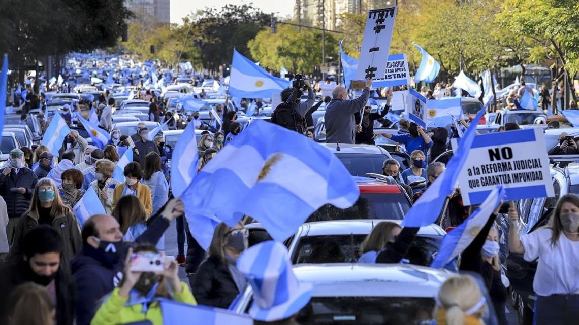 Read more about the article Anti-government protesters defy virus measures in Argentina