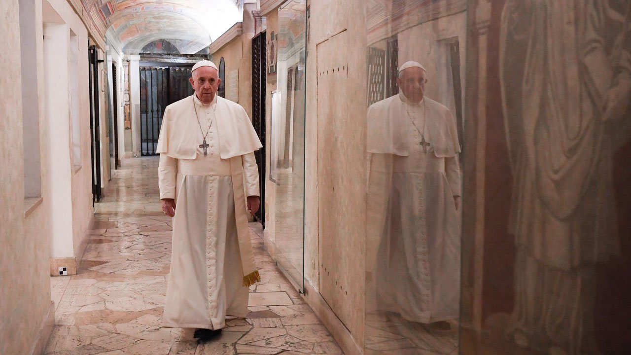 Read more about the article Pope takes to his library again for remote audience