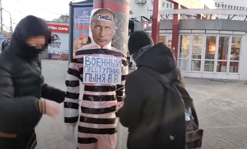 Read more about the article Russia eases punishment for activist over Putin mannequin