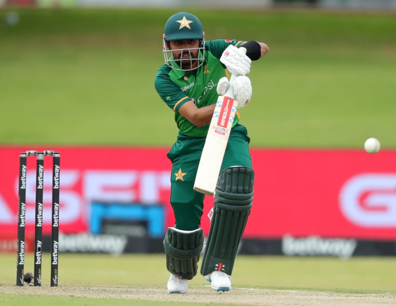 Read more about the article Pak scores 320/7 against S. Africa in 3rd ODI