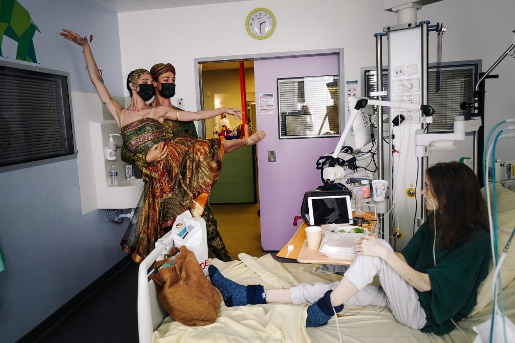 Read more about the article Paris ballet stars bring relief in children’s hospital