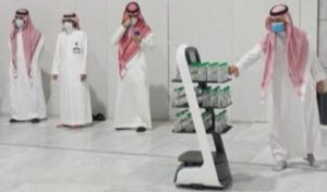 Read more about the article Robot distributes Zamzam bottles