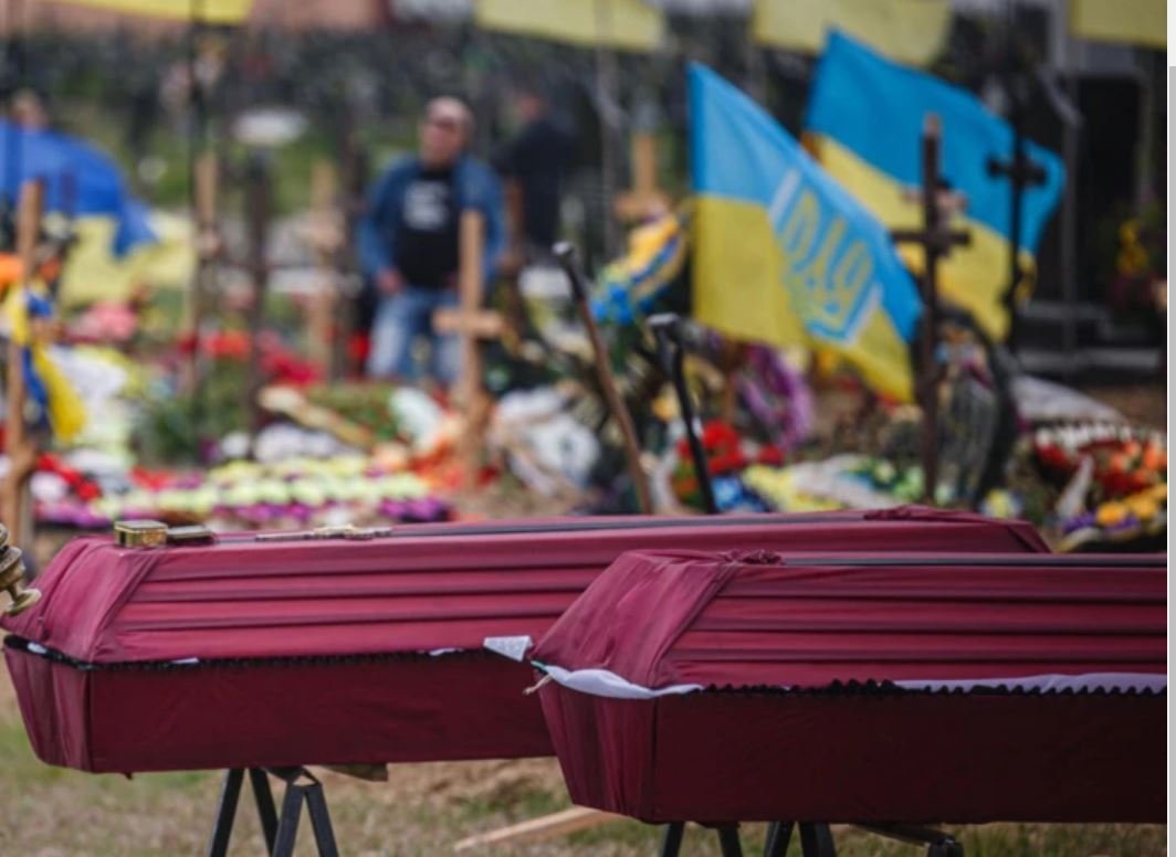 You are currently viewing Ukraine buries its fallen soldiers