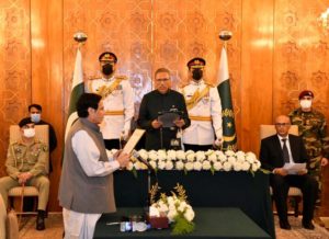 Read more about the article Arif Alvi administers oath to Elahi as CM