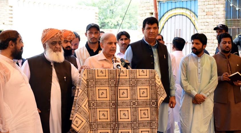 Read more about the article Floods: JUI-F chief lauds PM’s relief efforts
