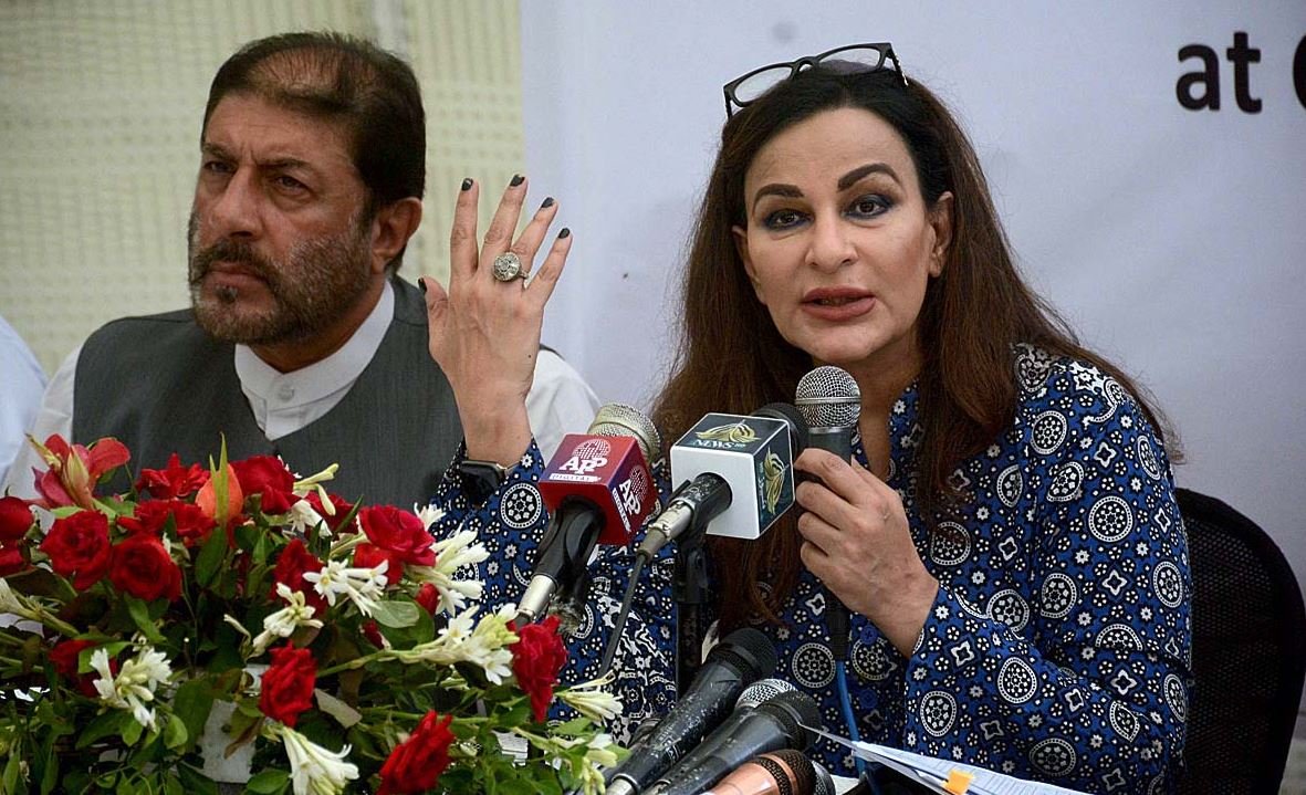 Read more about the article Floods: Sherry Rehman distributes cheques