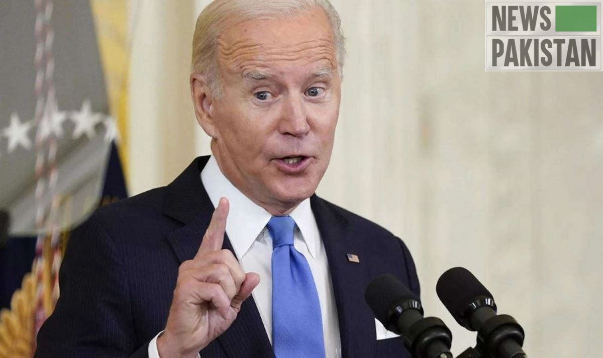 Read more about the article Biden laughs off age gags at comedy roast