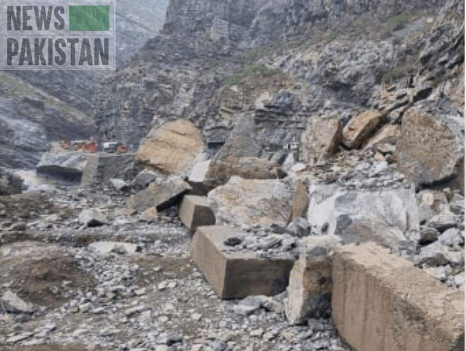 Read more about the article Land sliding blocks Nathiagali Bakot road