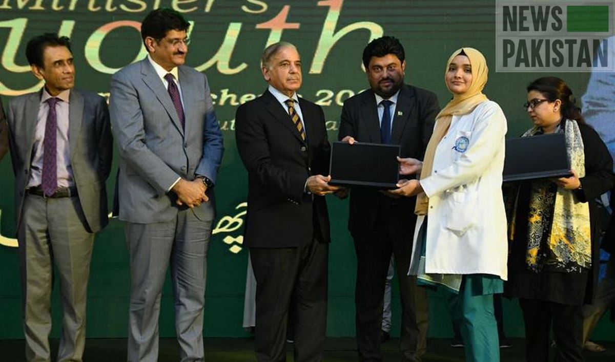 Read more about the article PM Distributes Laptops Among Students in Karachi