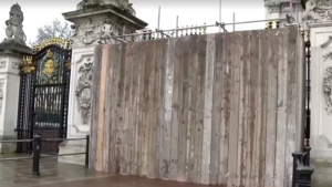 Read more about the article Man crashes car into Buckingham Palace gates